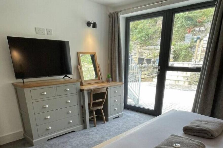 Gulland 4 Bed Sleeps 8 with Hot tub