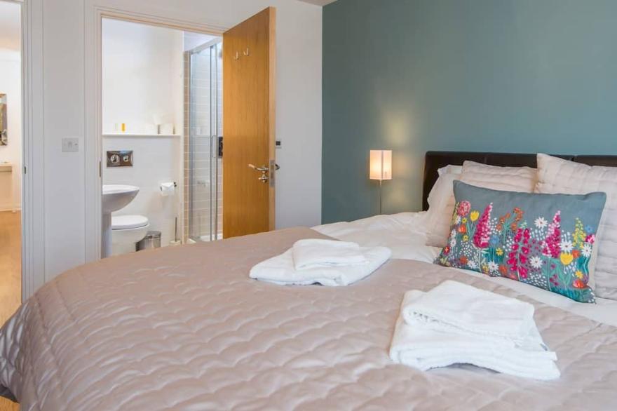 Pass the Keys | Lovely 2 Bedroom Apartment in the Bay with a view