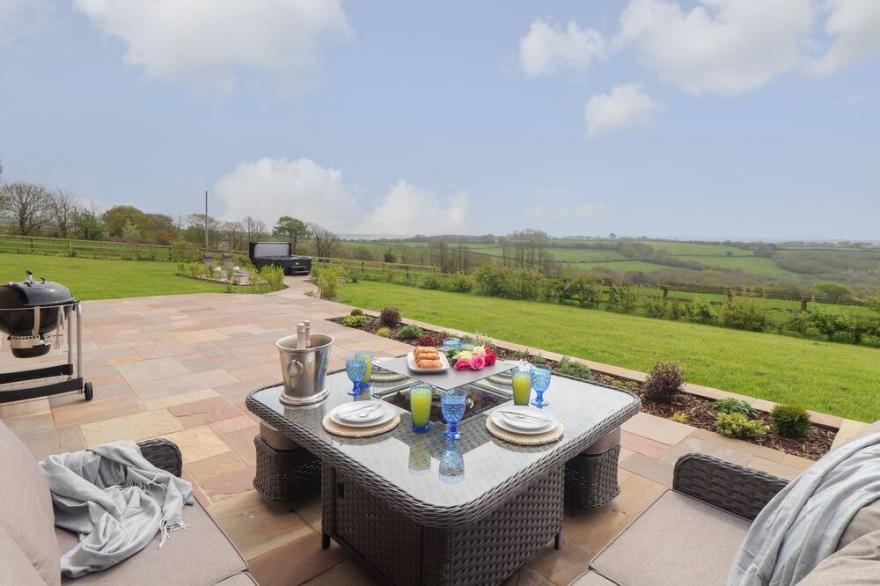 TREVILGES COTTAGE, pet friendly, luxury holiday cottage in Helston