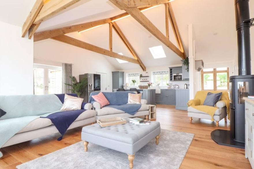 TREVILGES COTTAGE, pet friendly, luxury holiday cottage in Helston