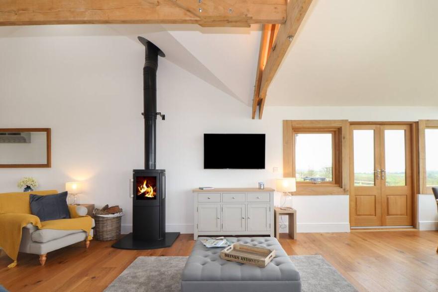 TREVILGES COTTAGE, pet friendly, luxury holiday cottage in Helston