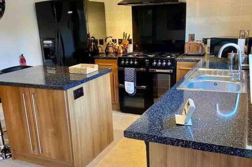 Beautiful 4 Bedroom Townhouse Minutes From Belfast