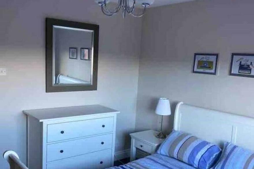Beautiful 4 Bedroom Townhouse Minutes From Belfast