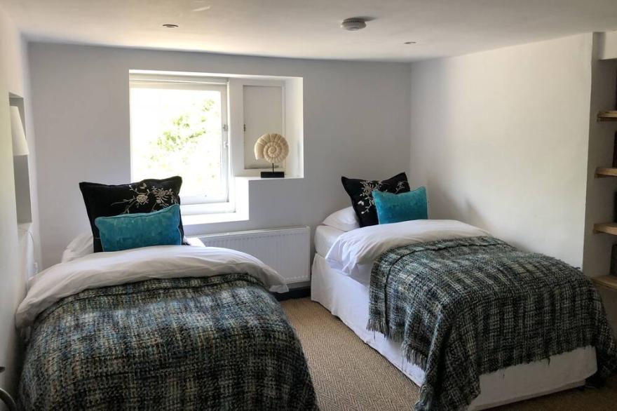 Large House With hot tub Near Bath