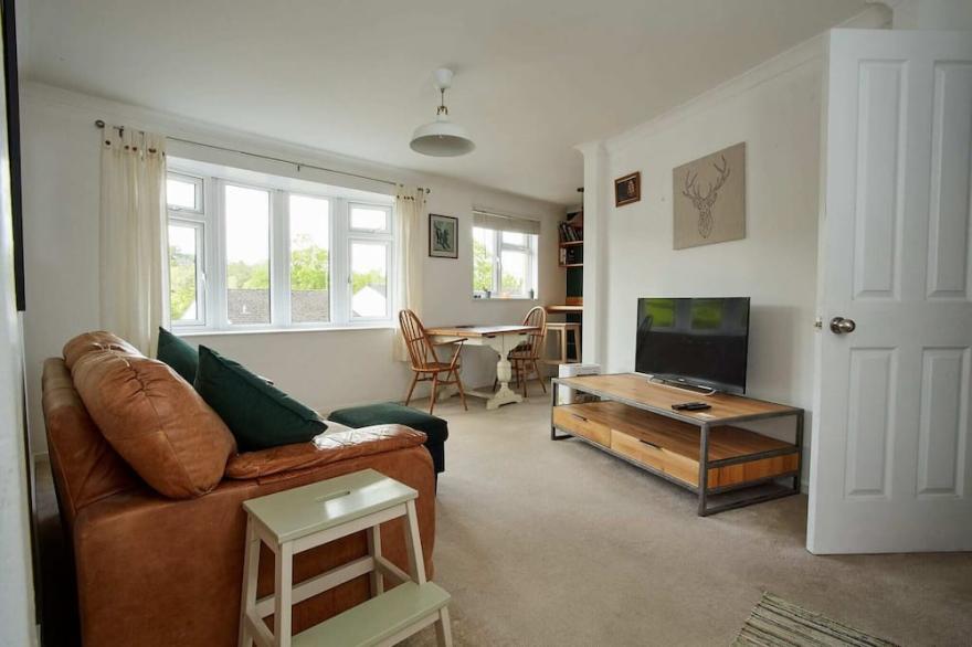 Stylish Apartment w/ Private Parking, Stroud