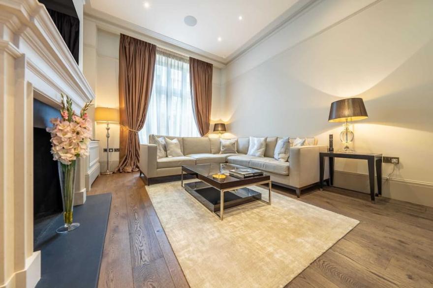 Royal Mayfair Mansion: Luxurious 7-Bedroom villa