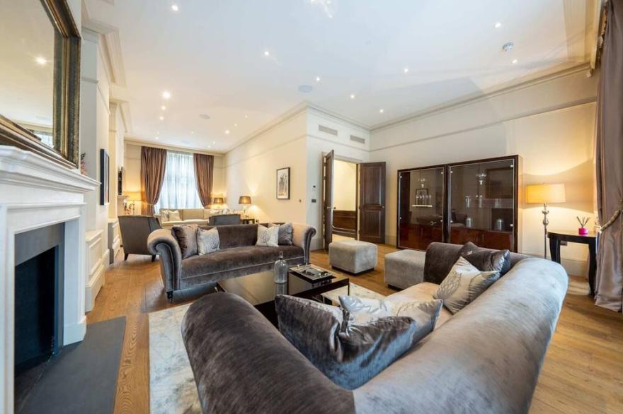 Royal Mayfair Mansion: Luxurious 7-Bedroom villa