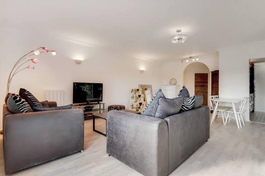 Super Deluxe 2 Bedroom Apartment in Kensington