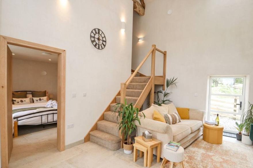 MEADOW SYKE BARN, pet friendly, with hot tub in Bampton, Cumbria