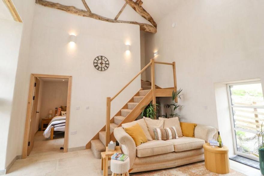 MEADOW SYKE BARN, pet friendly, with hot tub in Bampton, Cumbria
