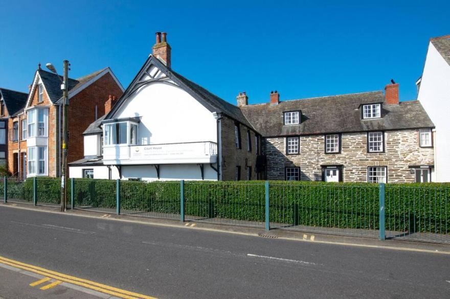 Padstow House - Five Bedroom Villa, Sleeps 10