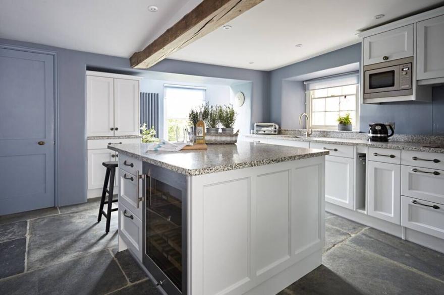 Padstow House - Five Bedroom Villa, Sleeps 10