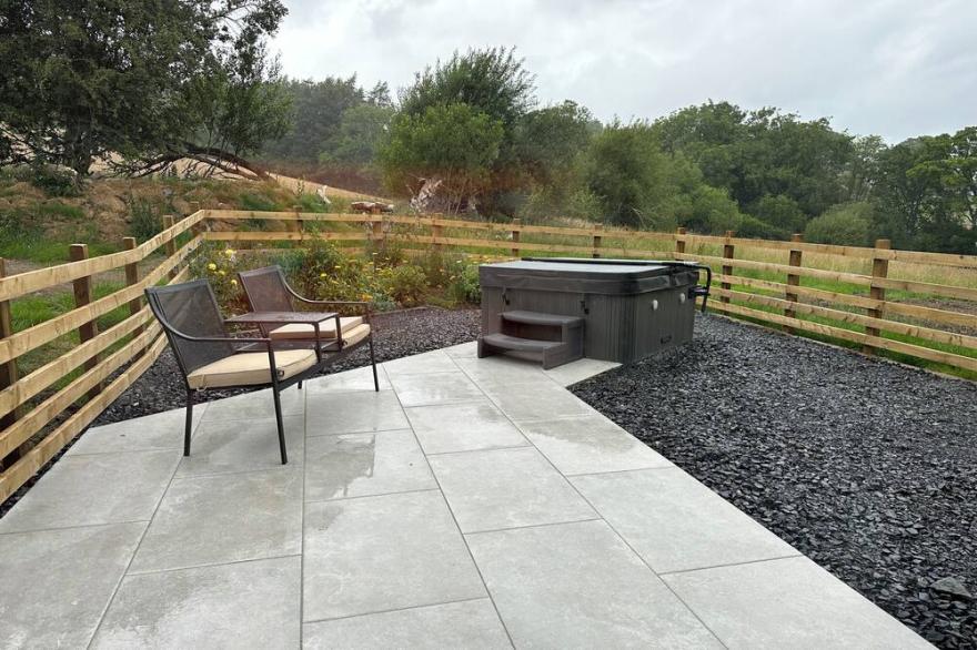 MEADOW SYKE BYRE, pet friendly, with hot tub in Bampton, Cumbria