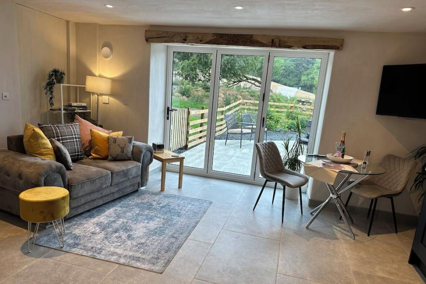 MEADOW SYKE BYRE, pet friendly, with hot tub in Bampton, Cumbria