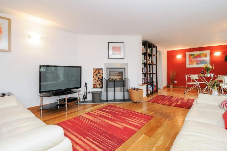 GREAT BRIGHTOR COB BARN, character holiday cottage in St Kew Highway