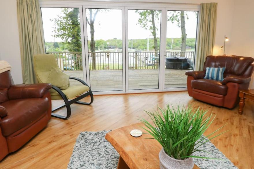 BYEWATER, pet friendly, country holiday cottage in Ryde