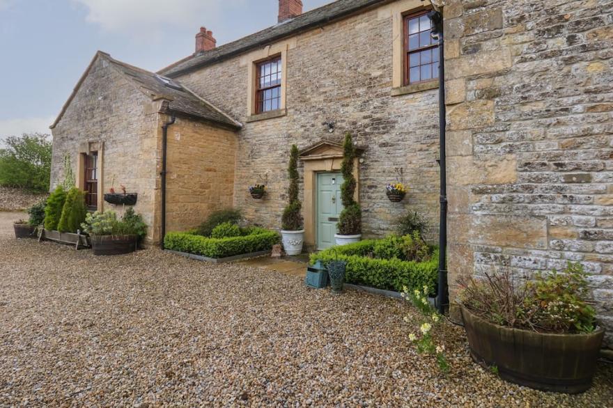 THE OLD HALL, luxury holiday cottage, with open fire in East Ayton