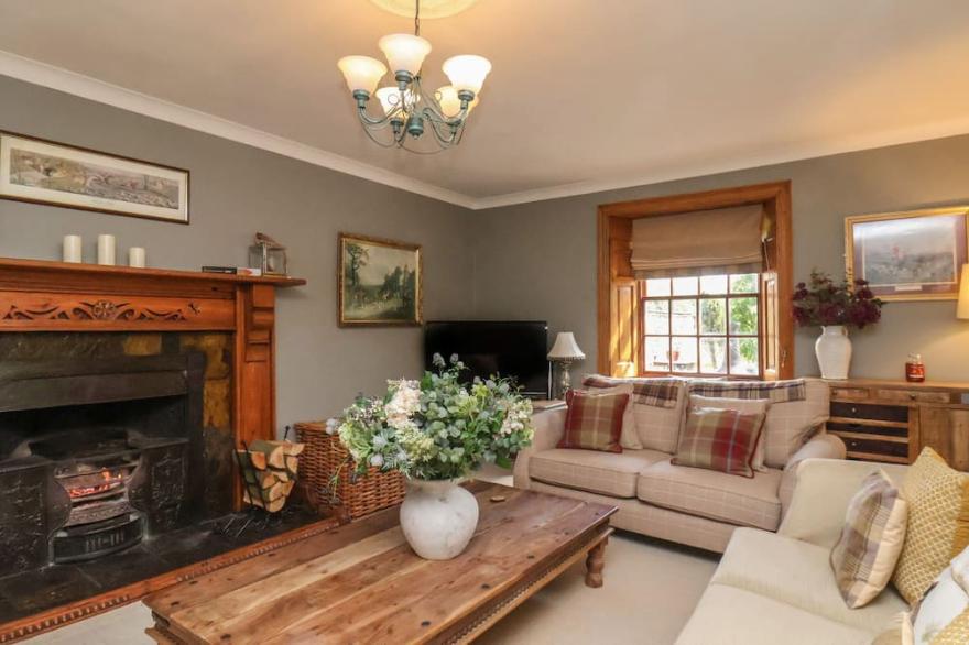 THE OLD HALL, luxury holiday cottage, with open fire in East Ayton