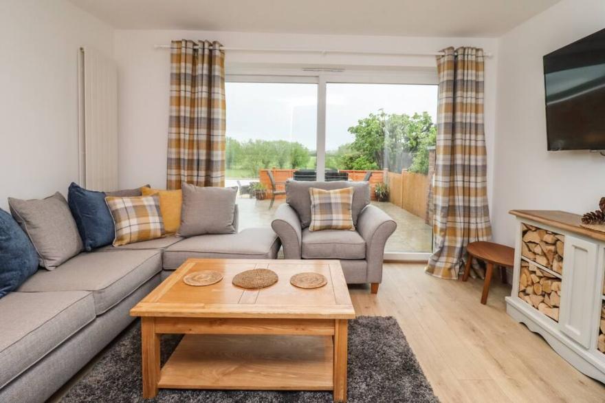 DELABERE ROAD, pet friendly, with a garden in Bishops Cleeve