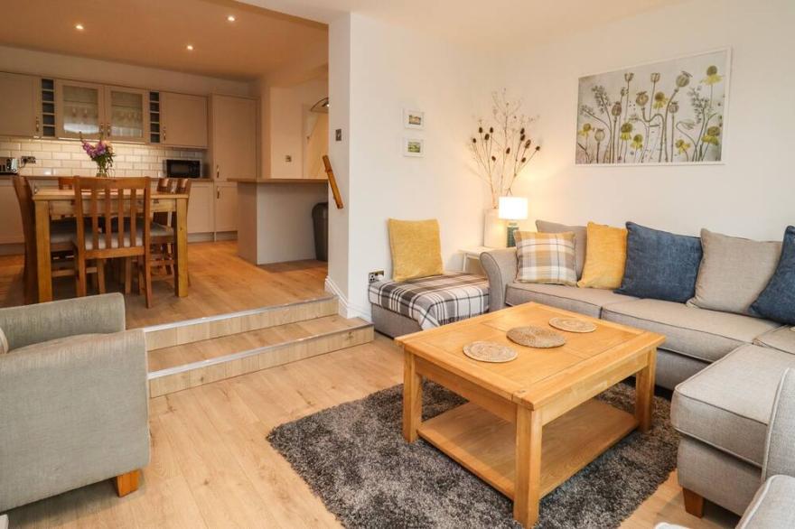 DELABERE ROAD, pet friendly, with a garden in Bishops Cleeve