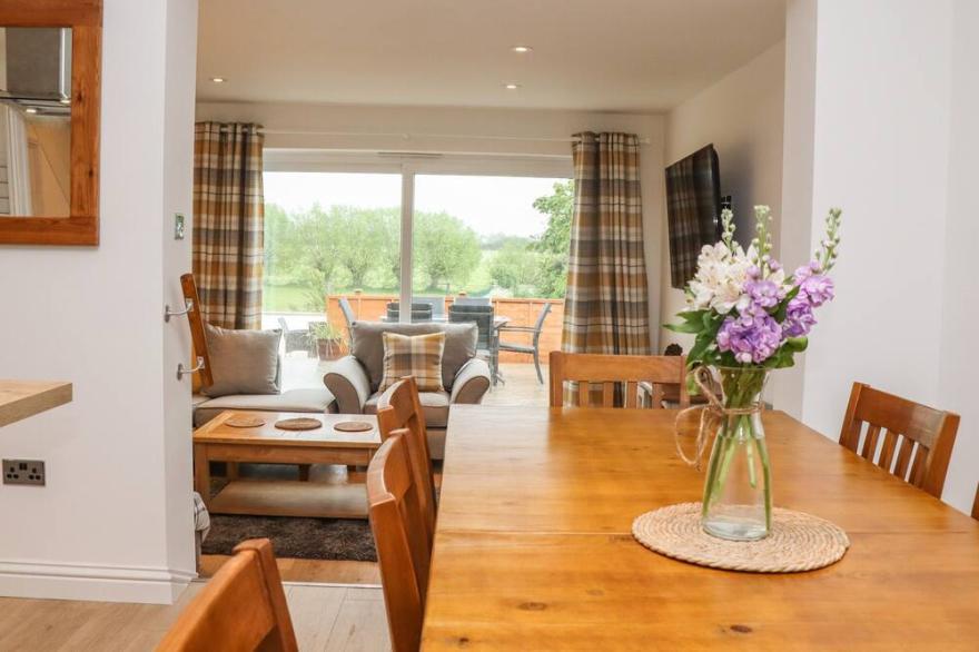 DELABERE ROAD, pet friendly, with a garden in Bishops Cleeve