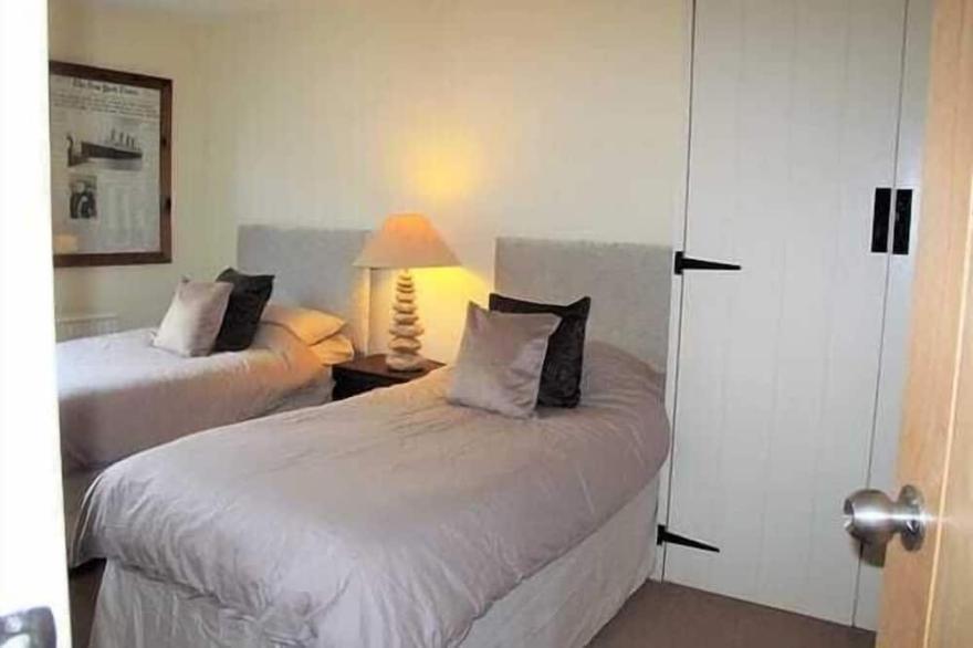 Sea View Apartment - Beautiful apartment with stunning views right across the se