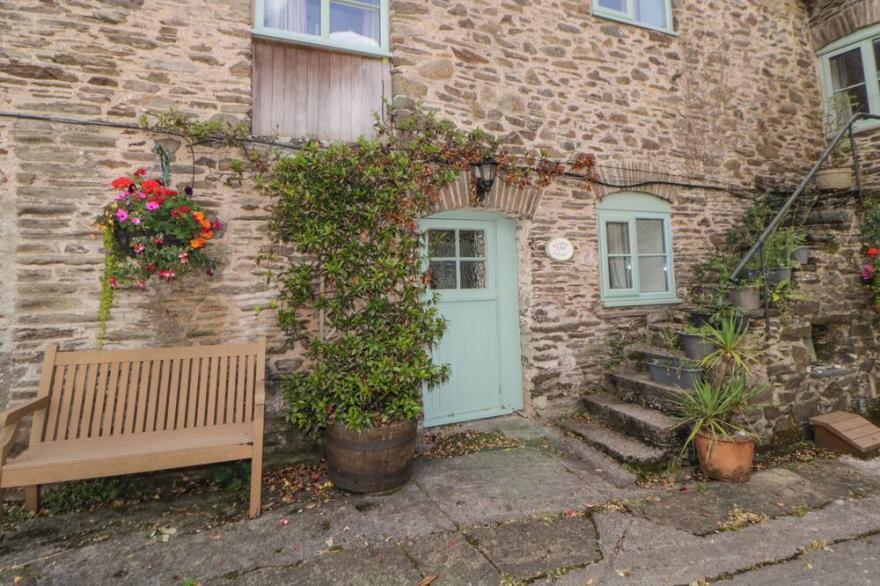 BLACKBERRY COTTAGE, pet friendly, with a garden in Slapton