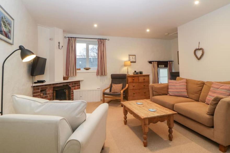 BLACKBERRY COTTAGE, pet friendly, with a garden in Slapton