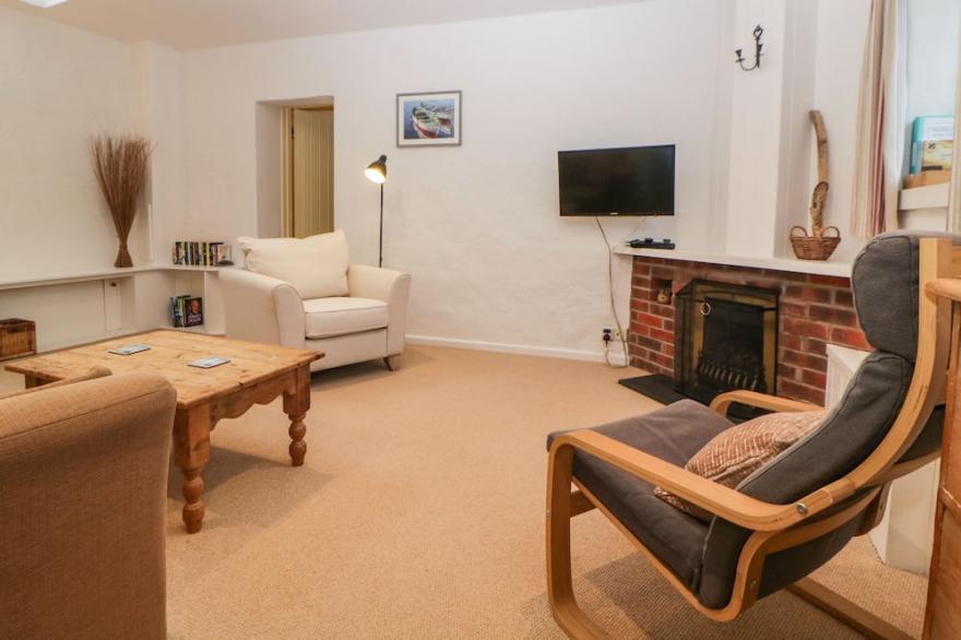 BLACKBERRY COTTAGE, pet friendly, with a garden in Slapton