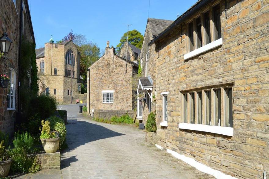 GOYT COTTAGE, pet friendly, with open fire in Marple Bridge