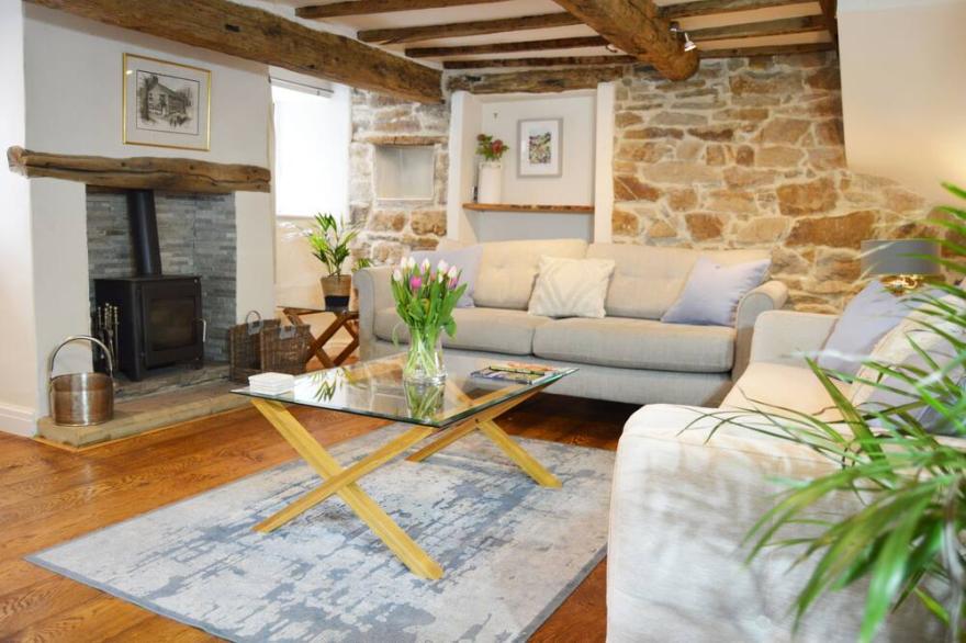 GOYT COTTAGE, pet friendly, with open fire in Marple Bridge