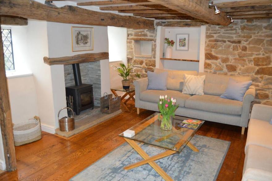 GOYT COTTAGE, pet friendly, with open fire in Marple Bridge