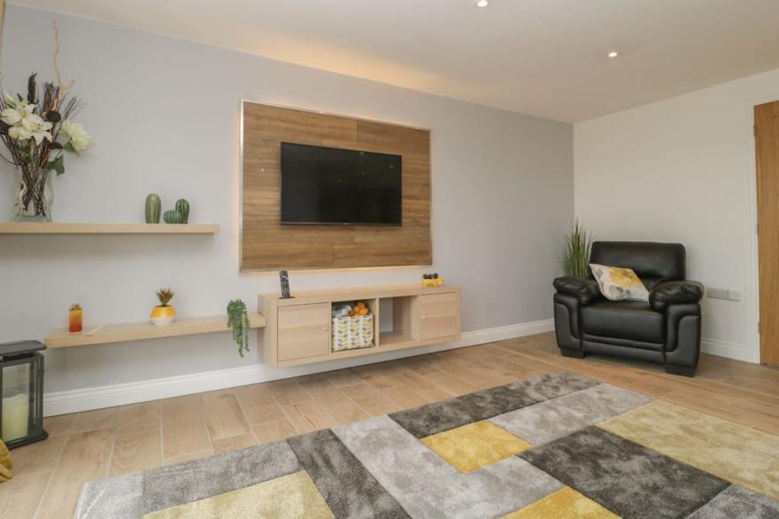 BUMBLE BEE RETREAT, pet friendly, with a garden in Tytherleigh