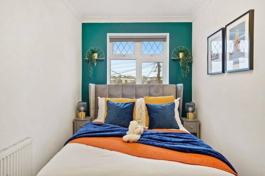 Large Spacious 5 Bedroom House in Bristol