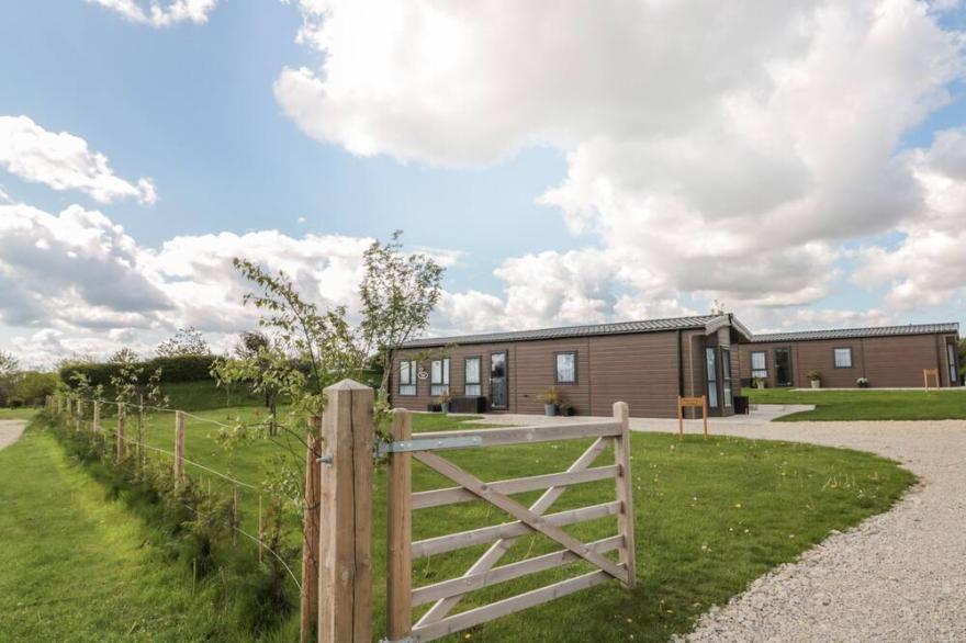 PHEASANT LODGE, pet friendly, with a garden in Hutton-Le-Hole