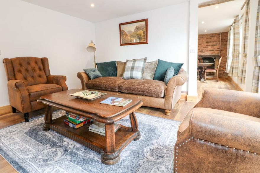VALLEY VIEW, pet friendly, luxury holiday cottage in Ashbourne