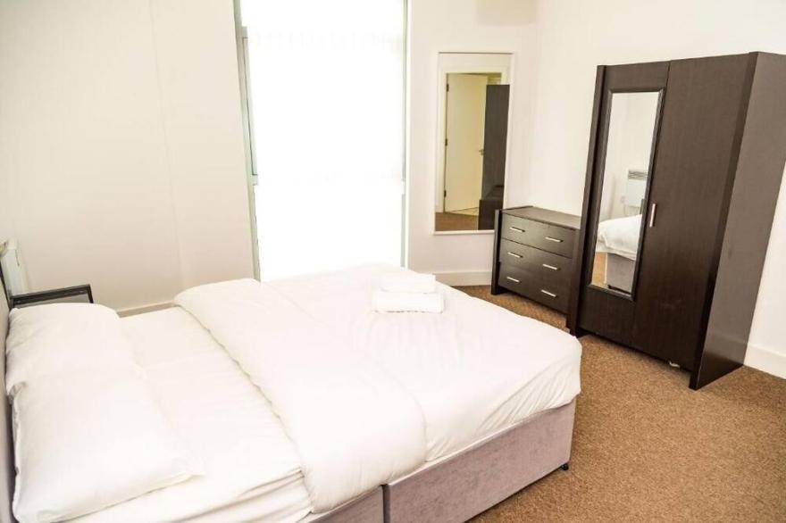 Bright Liverpool City Centre Apartment with Great View & Parking