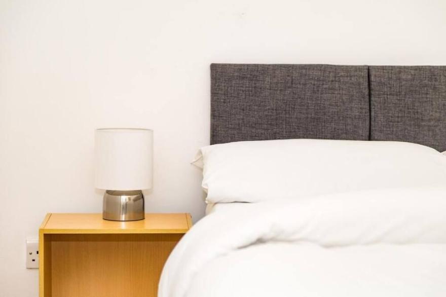 Bright Liverpool City Centre Apartment with Great View & Parking