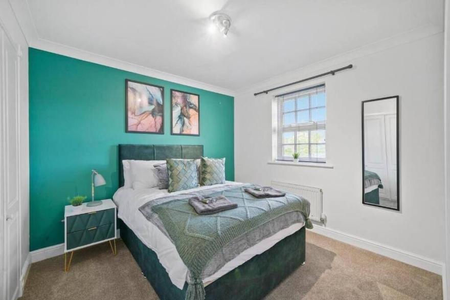 Stylish Central York House Sleeps 10 - Parking