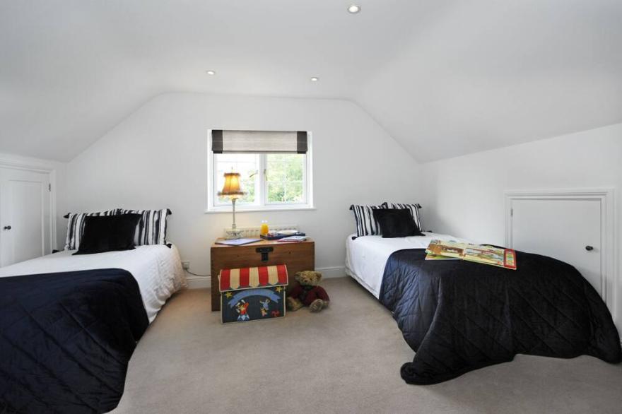 Blue Hills - Heated Pool, hot Tub, Cinema Room