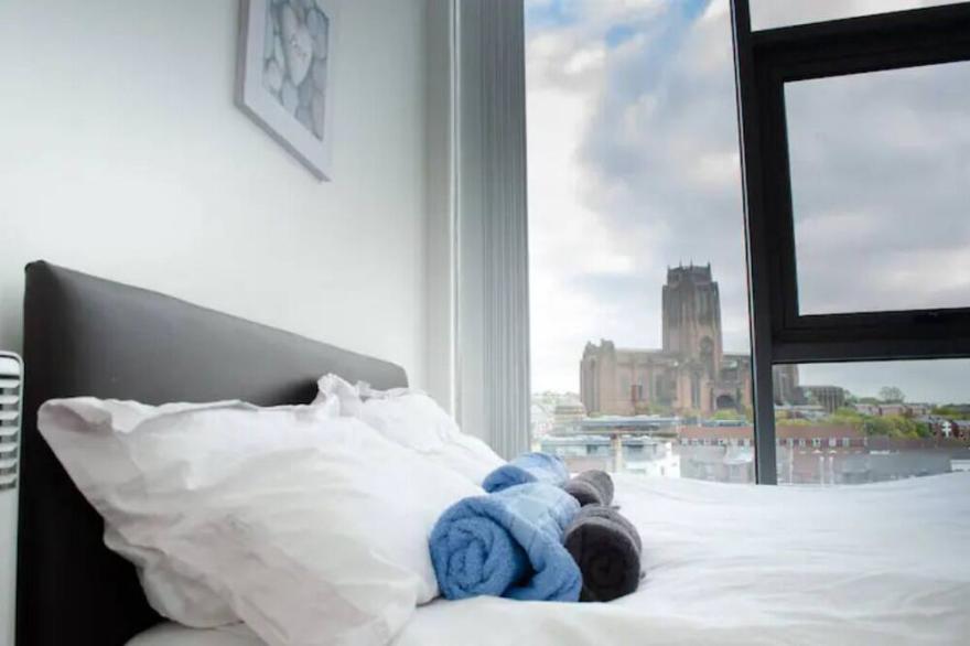 Serviced Apartment in Liverpool City Centre w Great Balcony View & Parking