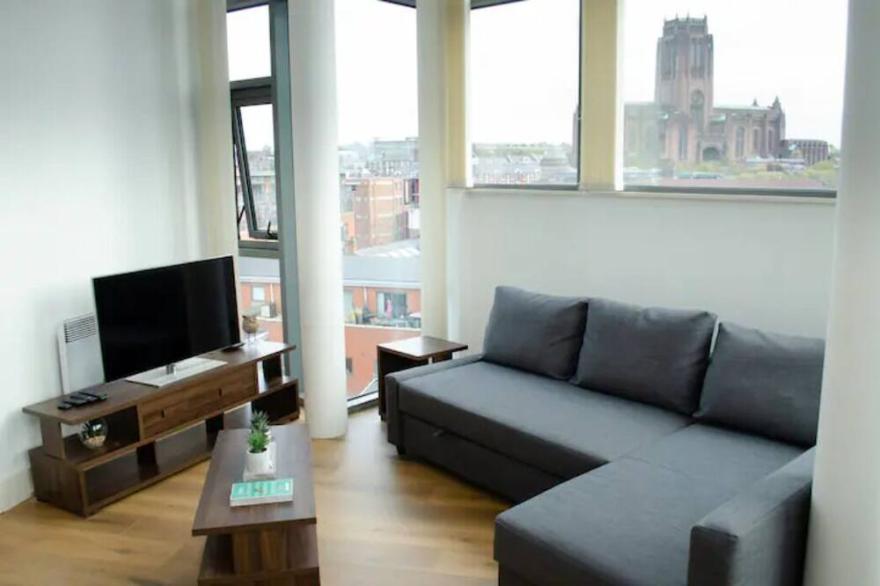 Serviced Apartment in Liverpool City Centre w Great Balcony View & Parking