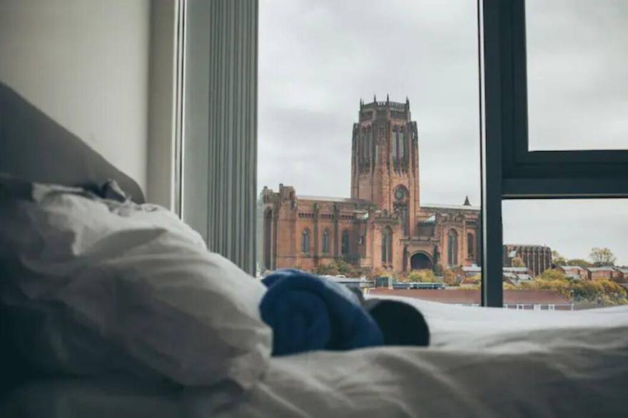 Serviced Apartment in Liverpool City Centre w Great Balcony View & Parking