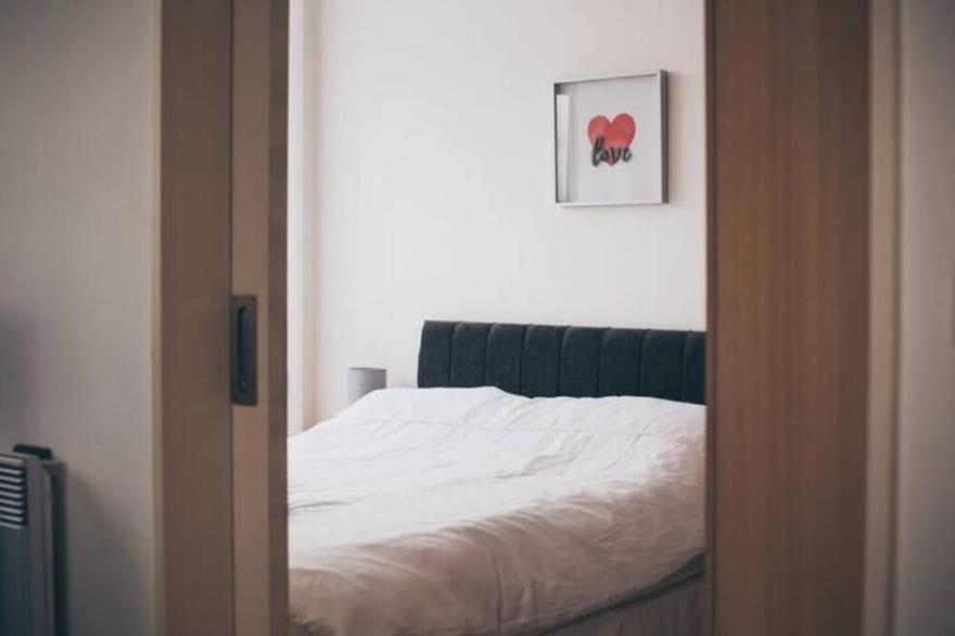 Prime Location Liverpool City Centre Apartment with Parking & Balcony