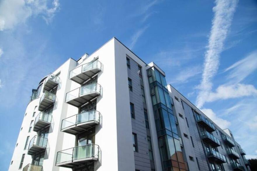 Serviced Liverpool City Centre Apartment in Prime Location w Parking & Balcony