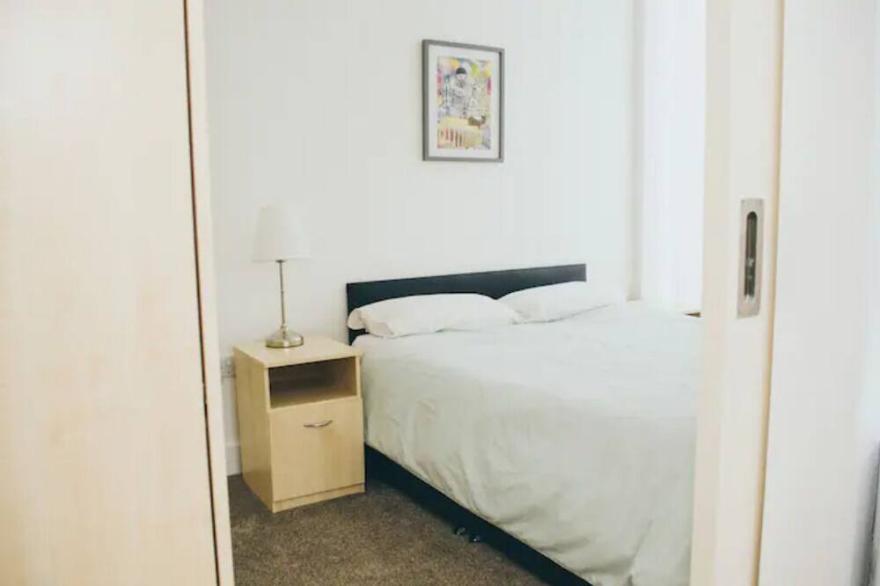 Serviced Liverpool City Centre Apartment in Prime Location w Parking & Balcony
