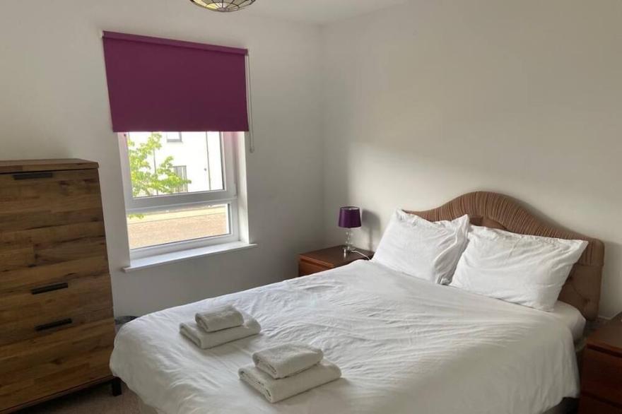 Double bedroom in a brand new shared property, 3 miles away from airpo