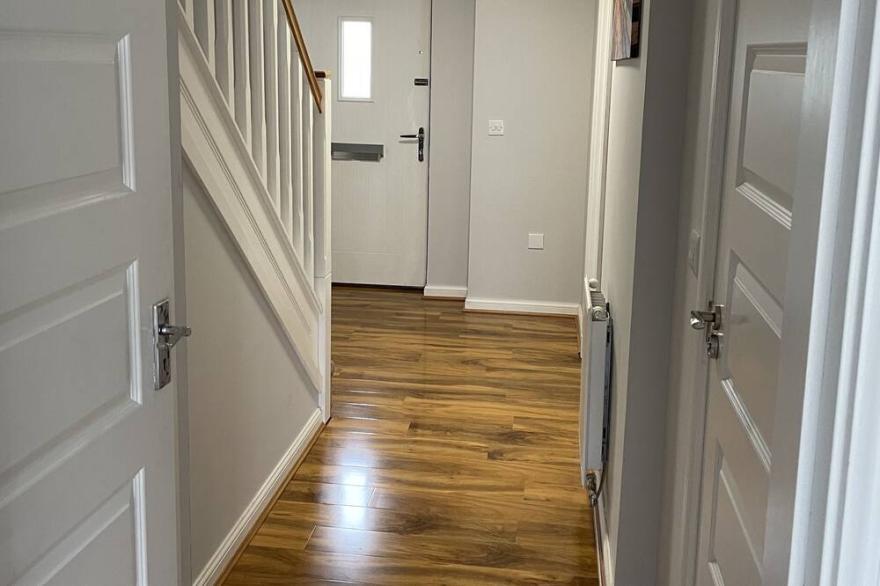 Double bedroom in a brand new shared property, 3 miles away from airpo