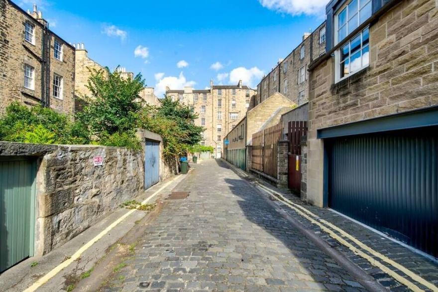 Contemporary&Vibrant 1BR flat near Princes Street