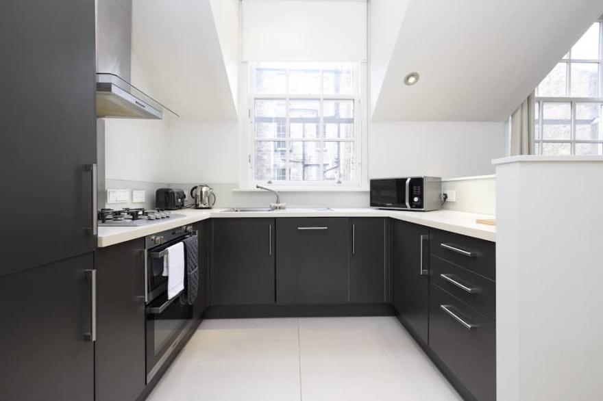 Contemporary&Vibrant 1BR flat near Princes Street